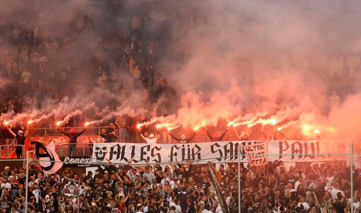 Foto : die Fans des FC St. Pauli zünden ein rotes Feuwerwerk Fussball 2. Bundesliga am Sa. 16.07.2022 FC St. Pauli - 1. FC Nürnberg 3 - 2 *** Photo the fans of FC St Pauli ignite a red fireworks football 2 Bundesliga on Sat 16 07 2022 FC St Pauli 1 FC Nürnberg 3 2
