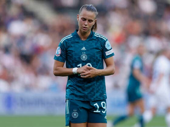 16.07.2022, Fussball, UEFA Womens EURO 2022, Finnland - Deutschland, GB, Milton Keynes, Stadium MK Bild: v. li. Klara Buehl (Deutschland 19) Copyright: HMBxMedia xHeikoxBecker