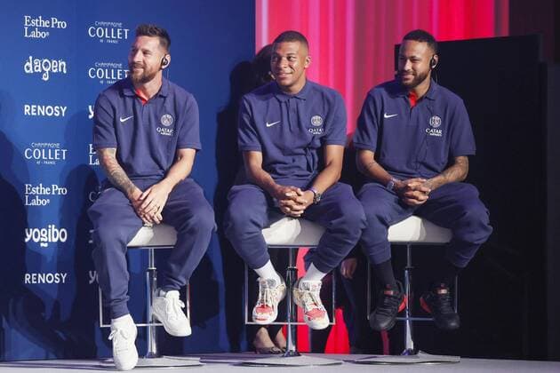 Bilder des Jahres 2022, Sport 07 Juli Football: PSG in Japan for matches vs. J-League clubs Paris Saint-Germain s (from L) Lionel Messi, Kylian Mbappe and Neymar attend a press conference, PK, Pressekonferenz in Tokyo on July 17, 2022. The French football club will play friendlies against Kawasaki Frontale on July 20, Urawa Reds on July 23 and Gamba Osaka on July 25.  A14AA0001315814P