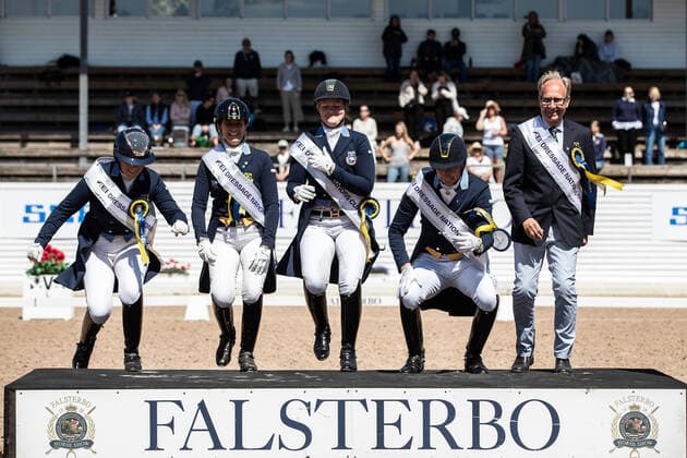 Bilder des Jahres 2022, Sport 07 Juli 220717 Lag Sverige jublar efter totalvinsten I nations cup under dag 9 av Falsterbo Horse Show den 17 juli 2022 i Falsterbo. *** 220717 Team Sweden cheers for the total win in the nations cup during day 9 of Falsterbo Horse Show on July 17, 2022 in Falsterbo,  Copyright: MATHILDAxAHLBERG BB220717BB547