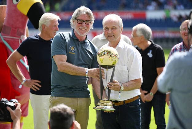 Bilder des Jahres 2022, Sport 07 Juli Bernard Ennatz Dietz, re., wurde von Toni Schumacher als Fussballer Guardian of Tradition geehrt 17.07.2022, Fussball GER, Saison 2022 2023, Schauinsland-Reisen CUP DER TRADITIONEN in Duisburg, Borussia Mönchengladbach - MSV Duisburg Foto: Maik Hölter TEAM2sportphoto Duisburg Nordrhein-Westfalen Deutschland *** Bernard Ennatz Dietz, r , was honored by Toni Schumacher as a footballer Guardian of Tradition 17 07 2022, football GER, season 2022 2023, Schauinsland Reisen CUP DER TRADITIONEN in Duisburg, Borussia Mönchengladbach MSV Duisburg photo Maik Hölter TEAM2sportphoto Duisburg North Rhine Westphalia Germany Team2