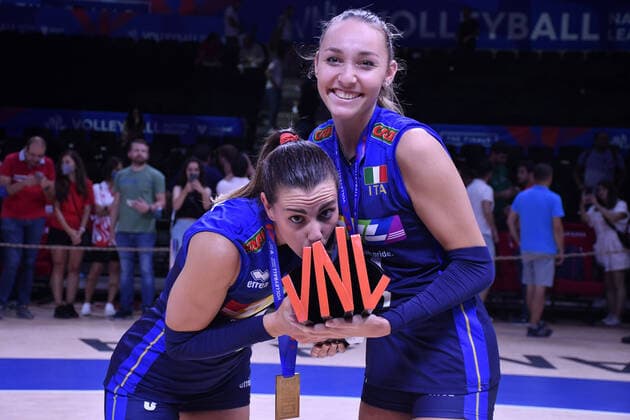Bilder des Jahres 2022, Sport 07 Juli Sport Bilder des Tages Italy players celebrate their gold medal after the FIVB Volleyball Nations League Women s final match between Italy and Brazilin Ankara Arena Sports Hall, Turkey, on 17 July 2022. ( Copyright: CaglarxOskayx-xDepoxPhotos 17608117
