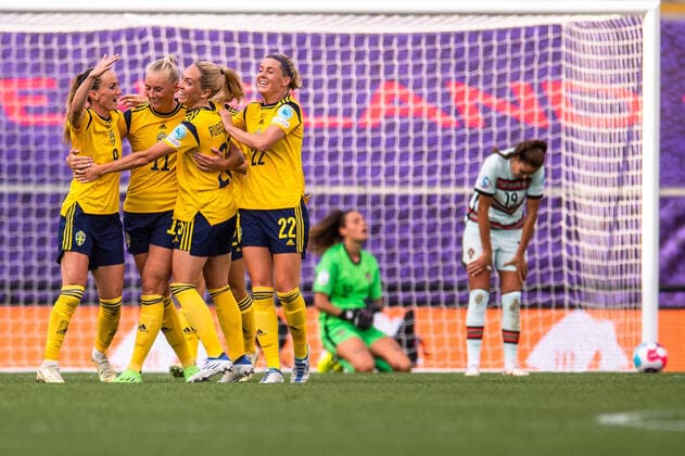 Sport Bilder des Tages EM 2022, Frauen, Schweden - Portugal Sweden Women v Portugal Women UEFA Women s Euros 2022 Stina Blackstenius of Sweden (second from left) is mobbed by team mates after scoring her sides fifth goal during the UEFA Women s Euros 2022 Group C match at Leigh Sports Village, Leigh Content Not Available For UK Newspapers Copyright: xMattxWilkinsonx FIL-17086-0054 UK Newspapers OUT