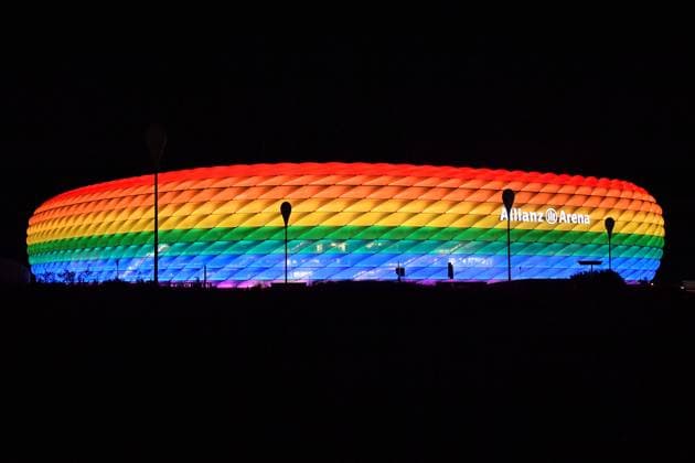 Allianz Arena München Allianz Arena in Regenbogenfarben beleuchtet Fußballstadion München 16. Juli 2022