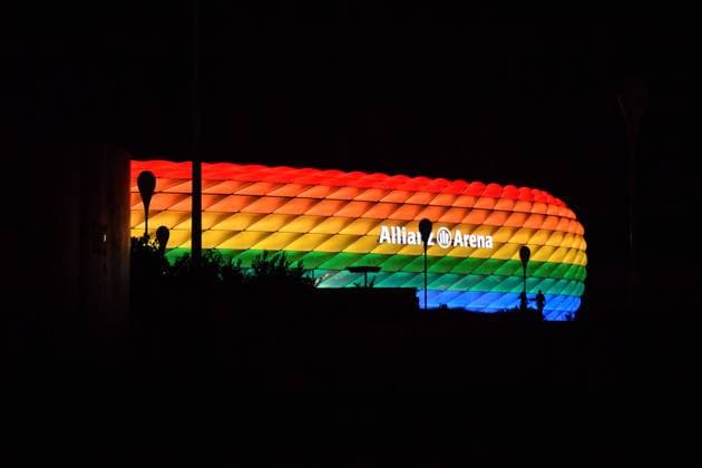 Allianz Arena München Allianz Arena in Regenbogenfarben beleuchtet Fußballstadion München 16. Juli 2022