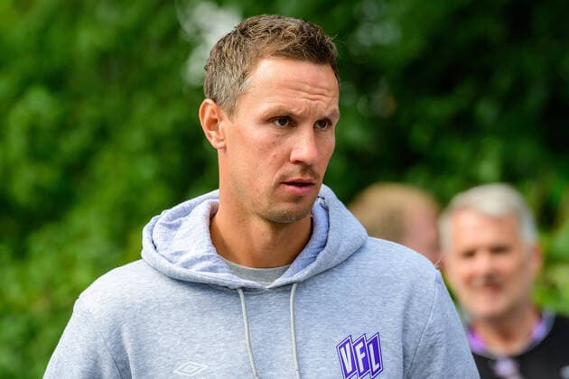 Osnabrueck, Deutschland, 16.07.2022: Co-Trainer Tim Danneberg (VfL Osnabrueck) schaut beim Fanfest vom VfL Osnabrueck vor dem Stadion an der Bremer Bruecke am 16. Juli 2022 in Osnabrueck, Deutschland. Osnabrueck Stadion an der Bremer Bruecke Niedersachsen Deutschland