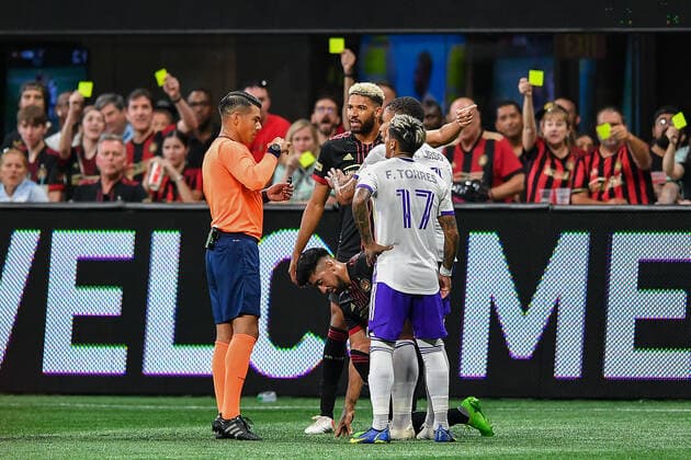 ATLANTA, GA Ã JULY 17: Atlanta fans call for a yellow card during the MLS, Fussball Herren, USA match between Orlando City SC and Atlanta United FC on July 17th, 2022 at Mercedes-Benz Stadium in Atlanta, GA. (Photo by Rich von Biberstein Icon Sportswire) SOCCER: JUL 17 MLS - Orlando City at Atlanta United Icon220717064