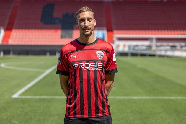 Tobias Schröck (21, FCI) Kapitän; FC Ingolstadt 04; 3.Liga, Porträttermin 2022 2023, 3. Liga - FC Ingolstadt 04 Saison 2022 2023