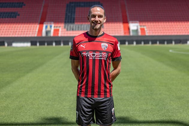 Valmir Sulejmani (7, FCI) ; FC Ingolstadt 04; 3.Liga, Porträttermin 2022 2023, 3. Liga - FC Ingolstadt 04 Saison 2022 2023