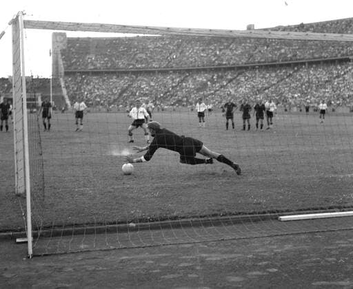 Fussball-Endspiel um die Deutscher Meisterschaft : Kickers Offenbach - Eintracht Frankfurt 28.06.1959, Elfmeter fuer die Eintracht, Eckehard Feigenspan schießt Elfmeter zum 3:1 in der 91. Minute an Torwart Walter Zimmermann vorbei ins Netz *** Football final for the German championship Kickers Offenbach Eintracht Frankfurt 28 06 1959, penalty for Eintracht, Eckehard Feigenspan shoots penalty to 3 1 in the 91 minute past goalkeeper Walter Zimmermann into the net HM