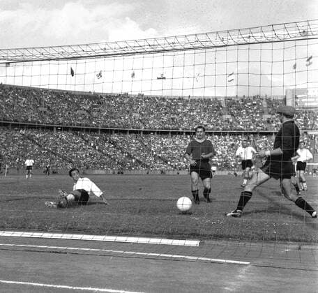 Fussball-Endspiel um die Deutscher Meisterschaft : Kickers Offenbach - Eintracht Frankfurt 28.06.1959, von links: Istvan Sztani (Eintacht) , Karl Waldmann und Torwart Walter Zimmermann *** Football final match for the German championship Kickers Offenbach Eintracht Frankfurt 28 06 1959, from left Istvan Sztani Eintacht , Karl Waldmann and goalkeeper Walter Zimmermann HM