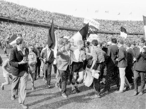 Fussball - Endspiel um die Deutscher Meisterschaft : Kickers Offenbach - Eintracht Frankfurt 28.06.1959, Eintracht Fans auf dem Platz feiern mit den Spielern. im Fan-Pulk ist vorne Dieter Lindner (Eintracht) zu erkennen *** Football final match for the German championship Kickers Offenbach Eintracht Frankfurt 28 06 1959, Eintracht fans on the field celebrate with the players in the crowd of fans can be seen in front Dieter Lindner Eintracht HM