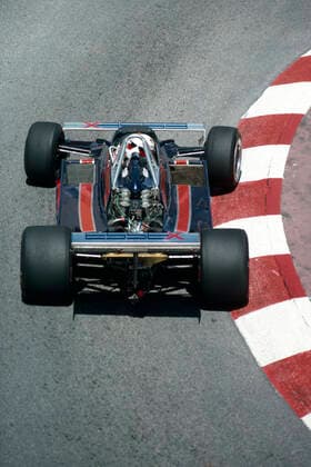 Elio de Angelis steuert einen Lotus 81 B FordV8 durch Monaco *** Elio de Angelis drives a Lotus 81 B FordV8 through Monaco