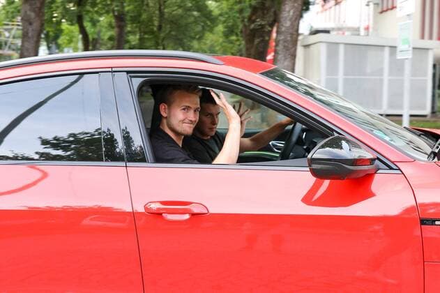 Sport Themen der Woche KW29 Sport Bilder des Tages Ankunft von Matthijs de Ligt Saebenerstrasse FC Bayern Muenchen, Fussball, 1. Bundesliga, 18.07.2022 Muenchen Bayern Deutschland *** Arrival of Matthijs de Ligt Saebenerstrasse FC Bayern Muenchen, Football, 1 Bundesliga, 18 07 2022 Muenchen Bayern Germany Copyright: xkolbert-press ChristianxKolbertx