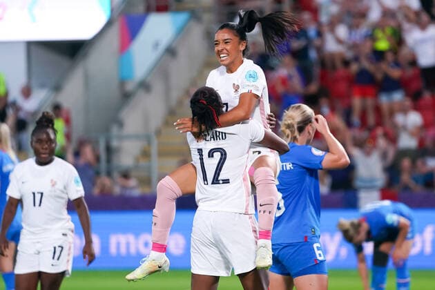 Sport Themen der Woche KW29 Sport Bilder des Tages Rotherham, England, July 18th 2022: Melvine Malard (12 France) celebrates after scoring her team s second goal with teammates, which gets cancelled through a VAR decision during the UEFA Womens Euro 2022 group D football match between Iceland and France at New York Stadium in Rotherham, England. (Daniela Porcelli Panoramic SPP) FOOTBALL FEMININ : Islande Vs France - Euro 2022 - 18 07 2022 SPP Panoramic 
