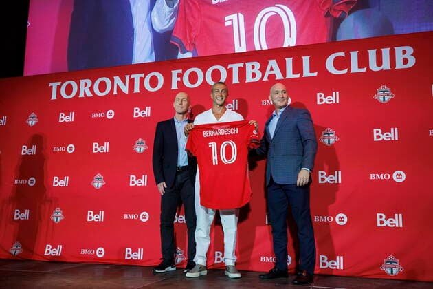 Sport Themen der Woche KW29 Sport Bilder des Tages July 18, 2022, TORONTO, ON, CANADA: TFCöÄÃ s newest player Federico Bernardeschi is flanked by club head coach Bob Bradley, left, and president Bill Manning, during a press conference, PK, Pressekonferenz in Toronto, Monday, July 18, 2022. Canada News - July 18, 2022  - ZUMAc35_ 20220718_zaf_c35_093 Copyright: xColexBurstonx
