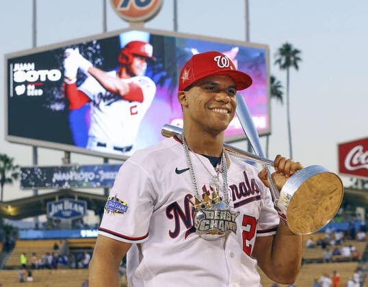 Bilder des Jahres 2022, Sport 07 Juli Sport Themen der Woche KW29 Sport Bilder des Tages Baseball: MLB, Baseball Herren, USA All-Star Home Run Derby Washington Nationals right fielder Juan Soto poses with the victor s trophy after winning the MLB All-Star Home Run Derby on July 18, 2022, at Dodger Stadium in Los Angeles.  A14AA0001316647P