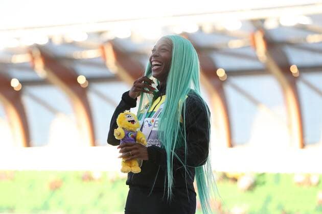Mandatory Credit: Photo by Amanda Loman Shutterstock (13033002df) Gold medalist Shelly-Ann Fraser-Pryce, of Jamaica, during the medal ceremony for the women s 100-meter run 2022 World Athletics Championships, Day Four Hayward Field, Eugene, Oregon, USA - 18 Jul 2022 2022 World Athletics Championships, Day Four Hayward Field, Eugene, Oregon, USA - 18 Jul 2022 Copyright: xAmandaxLoman Shutterstockx 13033002df