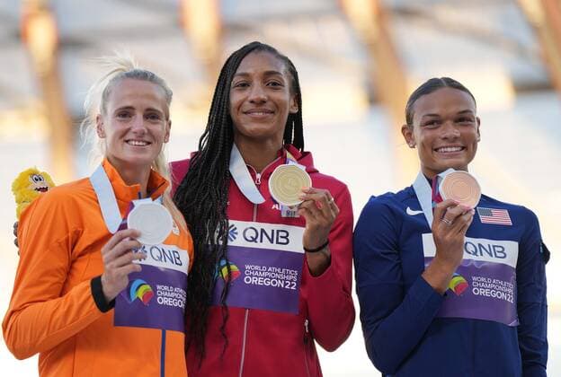 (220719) -- EUGENE, July 19, 2022 -- Gold medalist Nafissatou Thiam (C) of Belgium, silver medalist Anouk Vetter (L) of the Netherlands and bronze medalist Anna Hall of the United States pose for photos during the awarding ceremony of women s heptathlon at the World Athletics Championships Oregon22 in Eugene, Oregon, the United States, July 18, 2022. ) (SP)U.S.-EUGENE-ATHLETICS-WORLD CHAMPIONSHIPS-WOMEN S HEPTATHLON-AWARDING CEREMONY WangxYing 