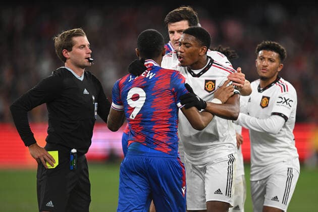 Sport Themen der Woche KW29 Sport Bilder des Tages SOCCER MANCHESTER PALACE, Tyrell Malacia of Manchester United, ManU (centre) scuffles with Jordan Ayew of Crystal Palace (2nd left) during the soccer match between Manchester United and Crystal Palace at the Melbourne Cricket Ground in Melbourne, Tuesday, July 19, 2022. ( NO ARCHIVING, EDITORIAL USE ONLY, NO USE IN BOOKS WITHOUT CONSENT MELBOURNE VICTORIA AUSTRALIA  Copyright: xJAMESxROSSx 20220719001681093268