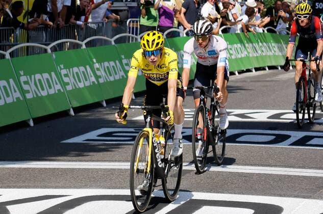 Sport Bilder des Tages FOIX 19.07.2022 --- Radsport ---- Tour de France 16. Etappe von Carcassonne nach Foix ---- Stage 16 of Tour de France 2022 ---- Der Däne Jonas Vingegaard vom Team Jumbo-Visma überfährt die Ziellinie vor Tadej Pogacar und Geraint Thomas --- Foto: Hans-Martin Issler isslerimages ---- 16. Etappe Tour de France 2022