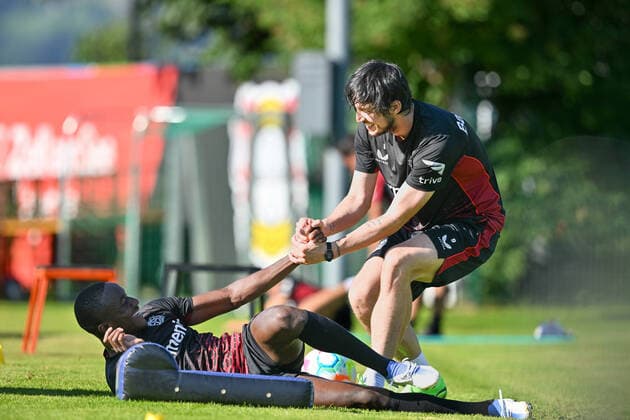Sport Themen der Woche KW29 Sport Bilder des Tages AUT, Trainingslager Bayer Leverkusen 19.07.2022, Alois-Latini-Stadion , Kaprun Zell am See, AUT, Trainingslager Bayer Leverkusen im Bild picture shows Moussa Diaby (Bayer Leverkusen 19) (l) und Sardar Azmoun (Bayer Leverkusen 9) (r) liegen auf dem Boden und lachen. *** AUT, Bayer Leverkusen 19 07 2022 training camp, Alois Latini Stadium , Kaprun Zell am See, AUT, Bayer Leverkusen training camp in picture picture shows Moussa Diaby Bayer Leverkusen 19 l and Sardar Azmoun Bayer Leverkusen 9 r lying on the ground and laughing nordphotoxGmbHx xKröger nordphoto00008