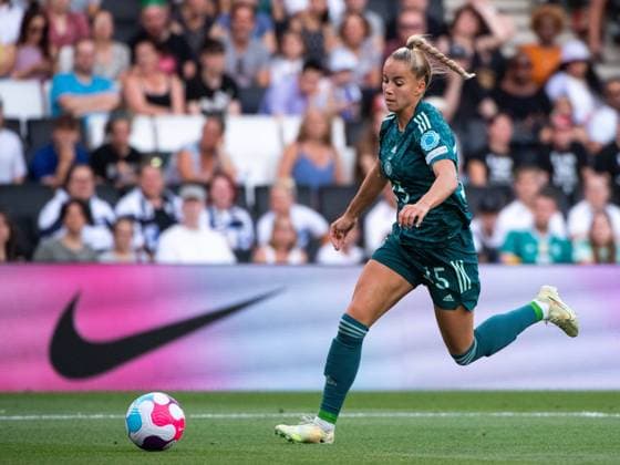 Giulia Gwinn (Deutschland 15) am Ball, GBR, Deutschland vs. Finnland, Fussball UEFA Womens EURO 2022, 16.07.2022, Gruppe B, 3. Spieltag GBR, Deutschland vs. Finnland, Fussball UEFA Womens EURO 2022, 16.07.2022, Gruppe B, 3. Spieltag Milton Keynes Copyright: xEibner Memmlerx EP_MMR