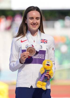 (220720) -- EUGENE, July 20, 2022 -- Bronze medalist Britain s Laura Muir shows her medal during the awarding ceremony for women s 1500m at the World Athletics Championships Oregon22 in Eugene, Oregon, the United States, July 19, 2022. ) (SP)U.S.-EUGENE-ATHLETICS-WORLD CHAMPIONSHIPS-WOMEN S 1500M AWARDING CEREMONY WuxXiaoling 