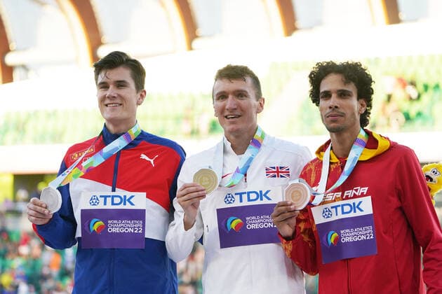 WM 2022 Oregon , Eugene USA, World Athletics, Leichtathletik, athletics, Track and Field, World athletics Championships 2022Oregon Leichtathletik WM 2022 Oregon 15-.07-24..07..2022, Hayward field Eugene, Oregon, 1500m Männer Finale Siegerehrung, Jakob Ingebrightsen, Jake Wightman, Mohamed Katir,