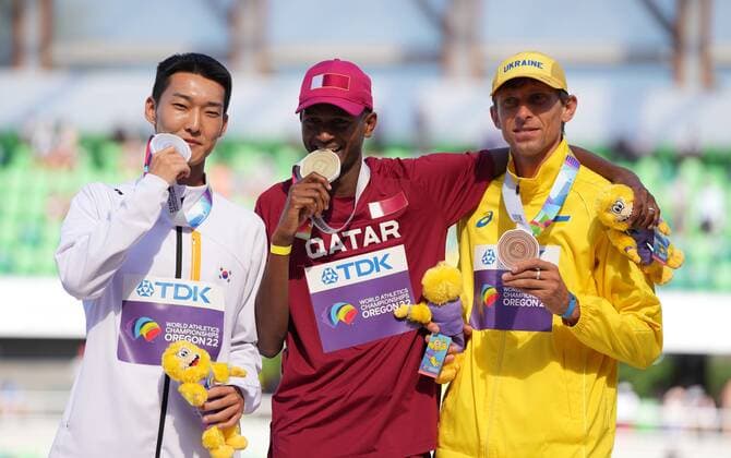 (220720) -- EUGENE, July 20, 2022 -- Gold medalist Qatar s Mutaz Essa Barshim (C) poses with silver medalist South Korea s Woo Sanghyeok (L) and bronze medalist Ukraine s Andriy Protsenko during the awarding ceremony for men s high jump at the World Athletics Championships Oregon22 in Eugene, Oregon, the United States, July 19, 2022. ) (SP)U.S.-EUGENE-ATHLETICS-WORLD CHAMPIONSHIPS-MEN S HIGH JUMP-AWARDING CEREMONY WuxXiaoling 