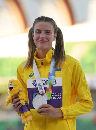 (220720) -- EUGENE, July 20, 2022 -- Silver medalist Yaroslava Mahuchikh of Ukraine attends the women s high jump awarding ceremony at the World Athletics Championships Oregon22 in Eugene, Oregon, the United States, July 19, 2022. ) (SP)U.S.-EUGENE-ATHLETICS-WORLD CHAMPIONSHIPS-WOMEN S HIGH JUMP-AWARDING CEREMONY WangxYing 