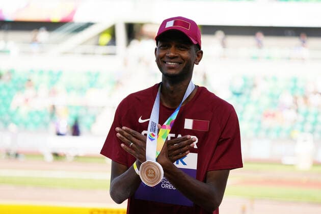 WM 2022 Oregon , Eugene USA, World Athletics, Leichtathletik, athletics, Track and Field, World athletics Championships 2022Oregon Leichtathletik WM 2022 Oregon 15-.07-24..07..2022, Hayward field Eugene, Oregon, Hochsprung Siegerehrung Mutaz Essa Barshim Qatar mit Goldmedaille