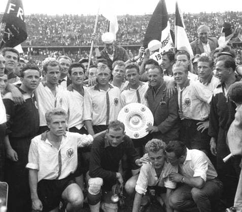 Fußball - Endspiel Kickers Offenbach-Eintracht Frankfurt 28.06.1959. Meistermannschaft: Eintracht Frankfurt.Stehend von links: Erich Bäumler (Ersatzspieler im Trainingsanzug), Dieter Stinka, Istvan Sztani, Richard Kreß, Hermann Höfer, Alfred Pfaff (mit Schale), Trainer Paul Oßwald, hinter Oßwald verdeckt Hans Eigenbrodt (hat Arm um Tr. O. gelegt), Hans Weilbächer, Friedel Lutz, Adolf Bechtold (Ersatzspieler im Trainingsanzug) Sitzend von links: Dieter Lindner, Egon Loy und Eckehard Feigenspan