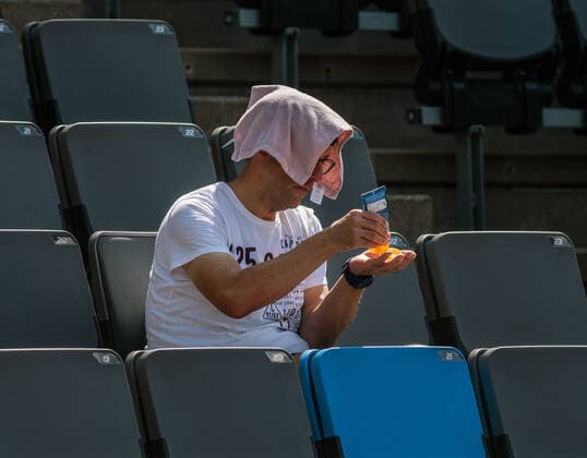 Hamburg European Open 2022 20.07.2022, Tennisanlage am Rothenbaum, Hamburg Schnell vor dem Match ncoh etwas Sonnencrem auflegen Â
