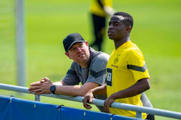 Fußball: Trainingslager von Borussia Dortmund, Saison 2022 2023, Tag 6 auf der Sportanlage Ri-Au in Bad Ragaz. Sportpsychologe Philipp Laux (l) spricht mit Youssoufa Moukoko. Copyright: xKirchner DavidxInderliedx