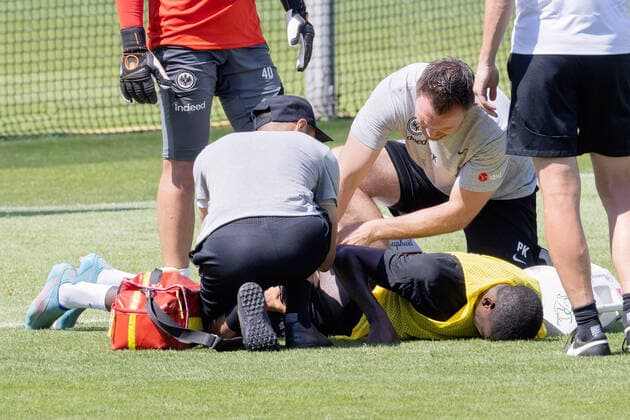 Sport Themen der Woche KW29 Sport Bilder des Tages Training Eintracht Frankfurt Verletzung bei Randal Kolo Muani (Eintracht Frankfurt, 9). Training von Eintracht Frankfurt am 20. Juli 2022 im Deutsche Bank Park in Frankfurt am Main. - Nach Vorgaben der DFL, Deutsche Fußball Liga, ist es untersagt, in dem Stadion und oder vom Spiel angefertigte Fotoaufnahmen in Form von Sequenzbildern und oder videoähnlichen Fotostrecken zu verwerten bzw. verwerten zu lassen., Frankfurt am Main Hessen Deutschland Deutsche Bank Park *** Training Eintracht Frankfurt Injury to Randal Kolo Muani Eintracht Frankfurt, 9 Training of Eintracht Frankfurt on 20 July 2022 at the Deutsche Bank Park in Frankfurt am Main According to specifications of the DFL, German Football League, it is prohibited in the stadium and or from the game made photographs in the form of sequence pictures and or video-like photo series to exploit or to let exploit , Frankfurt am Main Hesse Germany Deutsche Bank Park