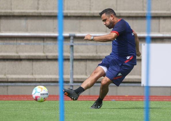 Fussball - Trainingslager - 1. FSV Mainz 05 - 15.07.22, Co-Trainer BABAK KEYHANFAR beim Flanken, - *** Football training camp 1 FSV Mainz 05 15 07 22, Co coach BABAK KEYHANFAR crossing,