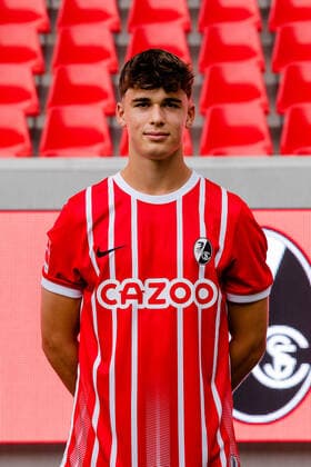 Noah Weisshaupt (SC Freiburg, 33) SC Freiburg, 1.Bundesliga, Portraittermin 2022 2022, 20.07.2022 DFB DFL REGULATIONS PROHIBIT ANY USE OF PHOTOGRAPHS AS IMAGE SEQUENCES AND OR QUASI-VIDEO SC Freiburg, 1.Bundesliga, Portraittermin 2022 2023, 20.07.2022 Freiburg Copyright: xEibner-Pressefoto RogerxBuerkex EP_EER