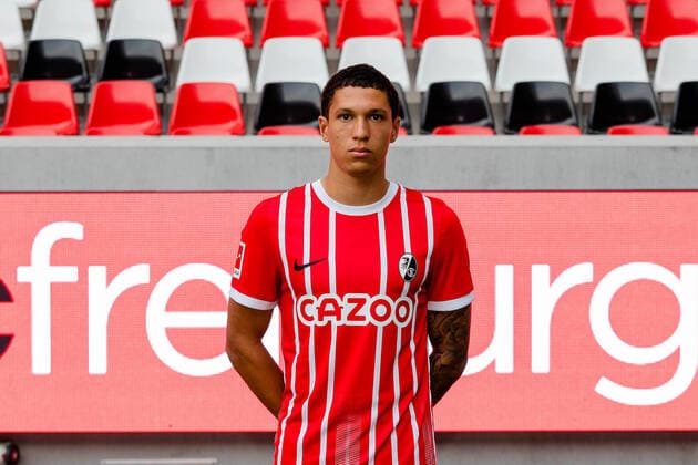 Nishan Burkhart (SC Freiburg, 45) SC Freiburg, 1.Bundesliga, Portraittermin 2022 2022, 20.07.2022 DFB DFL REGULATIONS PROHIBIT ANY USE OF PHOTOGRAPHS AS IMAGE SEQUENCES AND OR QUASI-VIDEO SC Freiburg, 1.Bundesliga, Portraittermin 2022 2023, 20.07.2022 Freiburg Copyright: xEibner-Pressefoto RogerxBuerkex EP_EER