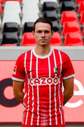 Nicolas Hoefler (SC Freiburg 27) SC Freiburg, 1.Bundesliga, Portraittermin 2022 2022, 20.07.2022 DFB DFL REGULATIONS PROHIBIT ANY USE OF PHOTOGRAPHS AS IMAGE SEQUENCES AND OR QUASI-VIDEO SC Freiburg, 1.Bundesliga, Portraittermin 2022 2023, 20.07.2022 Freiburg Copyright: xEibner-Pressefoto RogerxBuerkex EP_EER