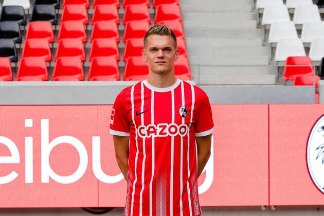 Matthias Ginter (SC Freiburg 28) SC Freiburg, 1.Bundesliga, Portraittermin 2022 2022, 20.07.2022 DFB DFL REGULATIONS PROHIBIT ANY USE OF PHOTOGRAPHS AS IMAGE SEQUENCES AND OR QUASI-VIDEO SC Freiburg, 1.Bundesliga, Portraittermin 2022 2023, 20.07.2022 Freiburg Copyright: xEibner-Pressefoto RogerxBuerkex EP_EER