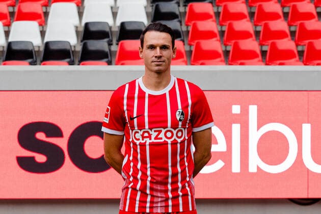 Nicolas Hoefler (SC Freiburg 27) SC Freiburg, 1.Bundesliga, Portraittermin 2022 2022, 20.07.2022 DFB DFL REGULATIONS PROHIBIT ANY USE OF PHOTOGRAPHS AS IMAGE SEQUENCES AND OR QUASI-VIDEO SC Freiburg, 1.Bundesliga, Portraittermin 2022 2023, 20.07.2022 Freiburg Copyright: xEibner-Pressefoto RogerxBuerkex EP_EER
