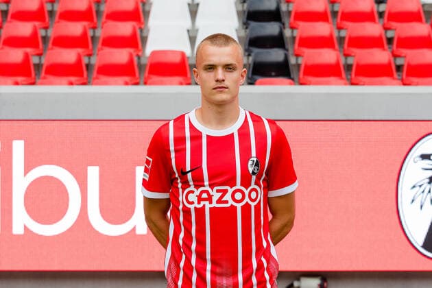 Hugo Siquet(SC Freiburg, 02) SC Freiburg, 1.Bundesliga, Portraittermin 2022 2022, 20.07.2022 DFB DFL REGULATIONS PROHIBIT ANY USE OF PHOTOGRAPHS AS IMAGE SEQUENCES AND OR QUASI-VIDEO SC Freiburg, 1.Bundesliga, Portraittermin 2022 2023, 20.07.2022 Freiburg Copyright: xEibner-Pressefoto RogerxBuerkex EP_EER