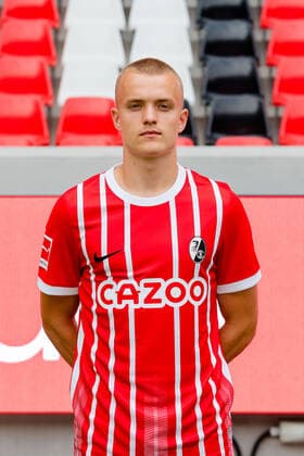 Hugo Siquet(SC Freiburg, 02) SC Freiburg, 1.Bundesliga, Portraittermin 2022 2022, 20.07.2022 DFB DFL REGULATIONS PROHIBIT ANY USE OF PHOTOGRAPHS AS IMAGE SEQUENCES AND OR QUASI-VIDEO SC Freiburg, 1.Bundesliga, Portraittermin 2022 2023, 20.07.2022 Freiburg Copyright: xEibner-Pressefoto RogerxBuerkex EP_EER