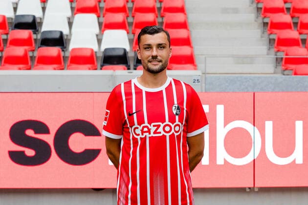 Manuel Gulde (SC Freiburg, 05) SC Freiburg, 1.Bundesliga, Portraittermin 2022 2022, 20.07.2022 DFB DFL REGULATIONS PROHIBIT ANY USE OF PHOTOGRAPHS AS IMAGE SEQUENCES AND OR QUASI-VIDEO SC Freiburg, 1.Bundesliga, Portraittermin 2022 2023, 20.07.2022 Freiburg Copyright: xEibner-Pressefoto RogerxBuerkex EP_EER