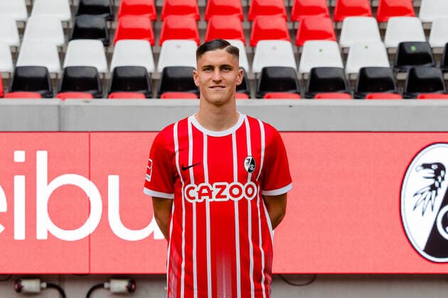 Roland Sallai (SC Freiburg, 22) SC Freiburg, 1.Bundesliga, Portraittermin 2022 2022, 20.07.2022 DFB DFL REGULATIONS PROHIBIT ANY USE OF PHOTOGRAPHS AS IMAGE SEQUENCES AND OR QUASI-VIDEO SC Freiburg, 1.Bundesliga, Portraittermin 2022 2023, 20.07.2022 Freiburg Copyright: xEibner-Pressefoto RogerxBuerkex EP_EER