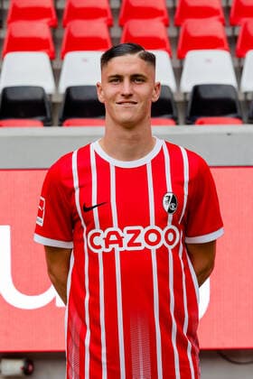Roland Sallai (SC Freiburg, 22) SC Freiburg, 1.Bundesliga, Portraittermin 2022 2022, 20.07.2022 DFB DFL REGULATIONS PROHIBIT ANY USE OF PHOTOGRAPHS AS IMAGE SEQUENCES AND OR QUASI-VIDEO SC Freiburg, 1.Bundesliga, Portraittermin 2022 2023, 20.07.2022 Freiburg Copyright: xEibner-Pressefoto RogerxBuerkex EP_EER
