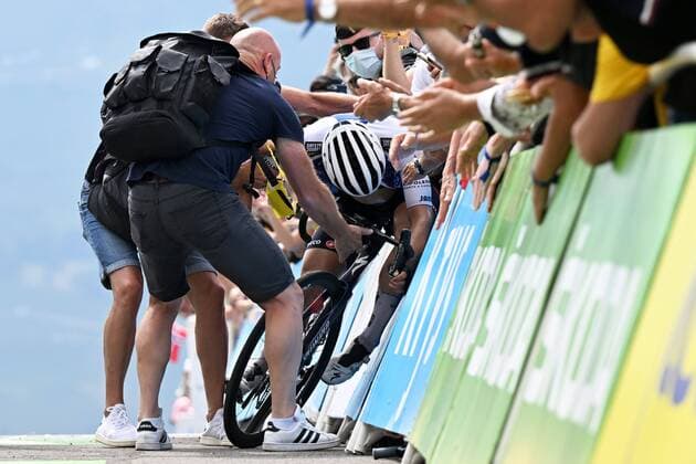 Sport Themen der Woche KW29 Sport Bilder des Tages PEYRAGUDES, FRANCE - JULY 20 : Jakobsen Fabio (NED) of Quick-Step Alpha Vinyl Team barely making the finish line during stage 17 of the 109th edition of the 2022 Tour de France cycling race, a stage of 130 kms with start in Saint-Gaudens and finish in Peyragudes on July 20, 2022 in Peyragudes, France, 20 07 2022 ( Motordriver Kenny Verfaillie - Tour de France 2022 - Stage 17 PhotoNews Panoramic 