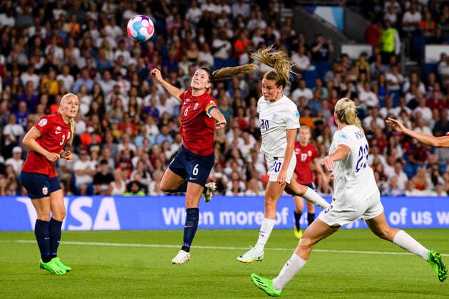 BRIGHTON, ENGLAND - JULY 11: Ella Toone of England (R) heads the ball during the UEFA Women s Euro England 2022 group A match between England and Norway at Brighton & Hove Community Stadium on July 11, 2022 in Brighton, United Kingdom. Brighton Brighton & Hove Community Stadiu England United Kingdom Copyright: xJustPictures.ch MarcioxMachadox