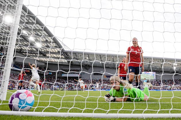 BRIGHTON, ENGLAND - JULY 11: Beth Mead of England (L) heads the ball for scoring her goal over Goalkeeper Guro Pettersen of Norway (R) during the UEFA Women s Euro England 2022 group A match between England and Norway at Brighton & Hove Community Stadium on July 11, 2022 in Brighton, United Kingdom. Brighton Brighton & Hove Community Stadiu England United Kingdom Copyright: xJustPictures.ch MarcioxMachadox